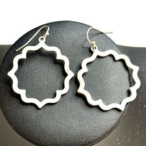 🩶🩶 Vintage Silver Scalloped Hoop Earrings 🩶🩶